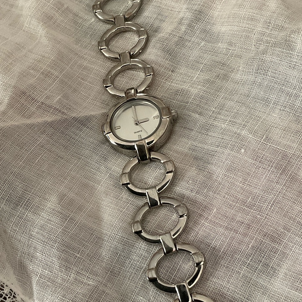 SILVER TONED QUARTZ BRACELET WATCH-ONE SIZE